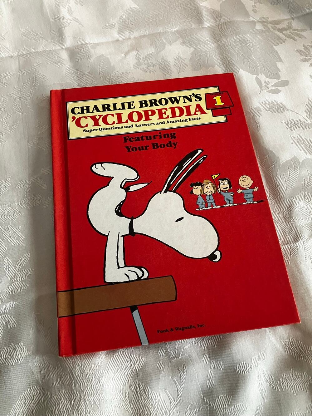 1980 Charlie Brown's Cyclopedia Vol 1 Your Body Snoopy Peanuts Hardcover